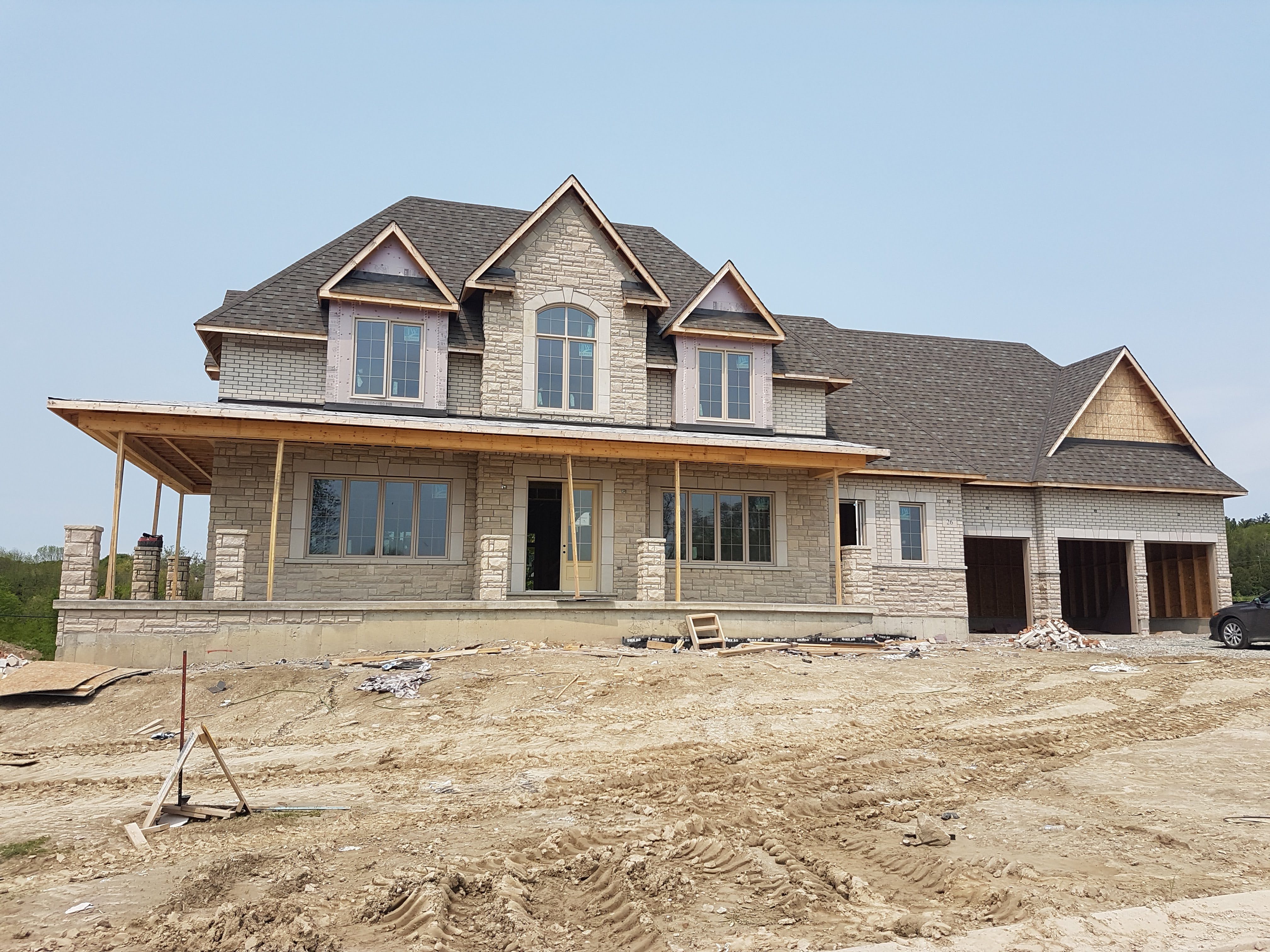 Stone and brick facade on a custom home in Mississauga, GTA — Olprrix Services